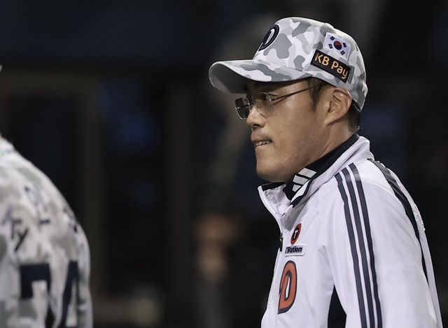 두산 조성환 감독대행은 이승엽 전 감독이 자진사퇴한 다음날인 3일부터 선수단을 이끌고 있다. 그는 15일 잠실 키움전에 앞서 “3승을 했는데, 3㎏가 날아갔다”며 지휘관의 고충을 털어놓았다. 뉴시스