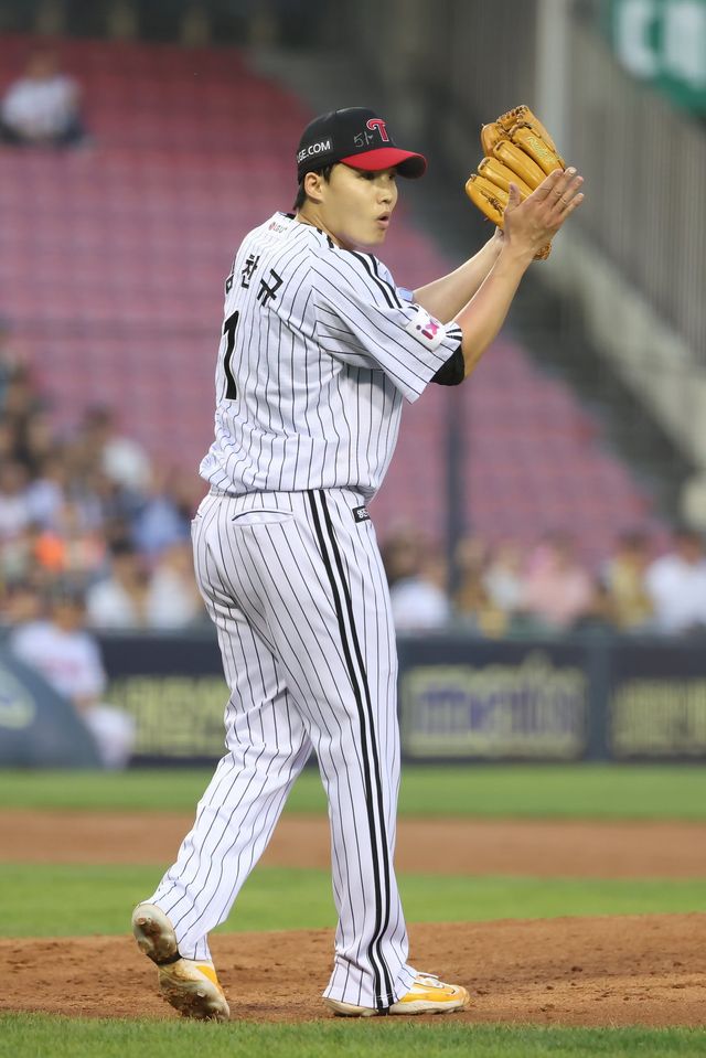 LG 임찬규가 16일 1군 엔트리에서 말소된 예정이다. 염경엽 LG 감독은 15일 “임찬규를 1군 엔트리에서 한번 빼주기로 했다. 지금 잘 쉬어줘야 끝까지 갈 수 있다”며 휴식을 주는 배경을 설명했다. 사진제공｜LG 트윈스