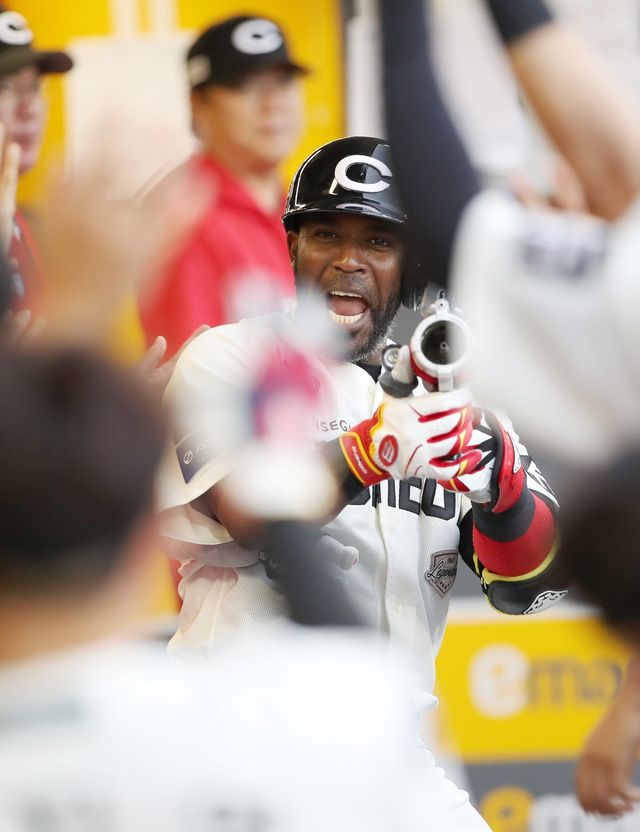 SSG 외국인타자 기예르모 에레디아가 15일 인천SSG랜더스필드에서 열린 롯데와 홈경기 6회말 결승포를 터트린 뒤 덕아웃에서 바주카포 세리머니를 펼치고 있다. 사진제공｜SSG 랜더스