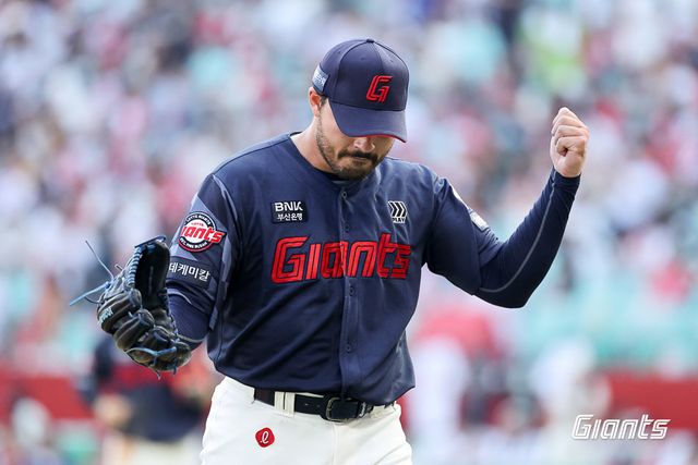 롯데 외국인투수 알렉 감보아가 14일 인천SSG랜더스필드에서 열린 SSG와 원정경기에 선발등판해 6이닝 1실점으로 역투한 뒤 주먹을 불끈 쥐고 있다. 사진제공｜롯데 자이언츠