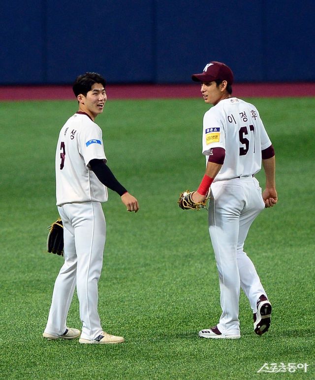 샌프란시스코 이정후(오른쪽)와 다저스 김혜성이 15일 다저스타디움에서 첫 맞대결을 펼쳤다. 이들은 키움 시절 드래프트 동기이자 절친으로 함께 성장하며 세계적인 무대인 메이저리그에서 다시 만났다.｜스포츠동아DB