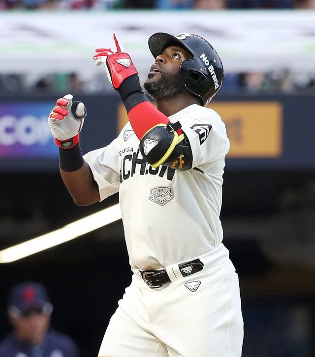 SSG 외국인타자 기예르모 에레디아가 15일 인천SSG랜더스필드에서 열린 롯데와 홈경기 6회말 결승포를 터트린 뒤 세리머니를 펼치고 있다. SSG는 에레디아의 활약에 힘입어 롯데를 1-0으로 꺾고 3연패를 탈출했다. 사진제공｜SSG 랜더스