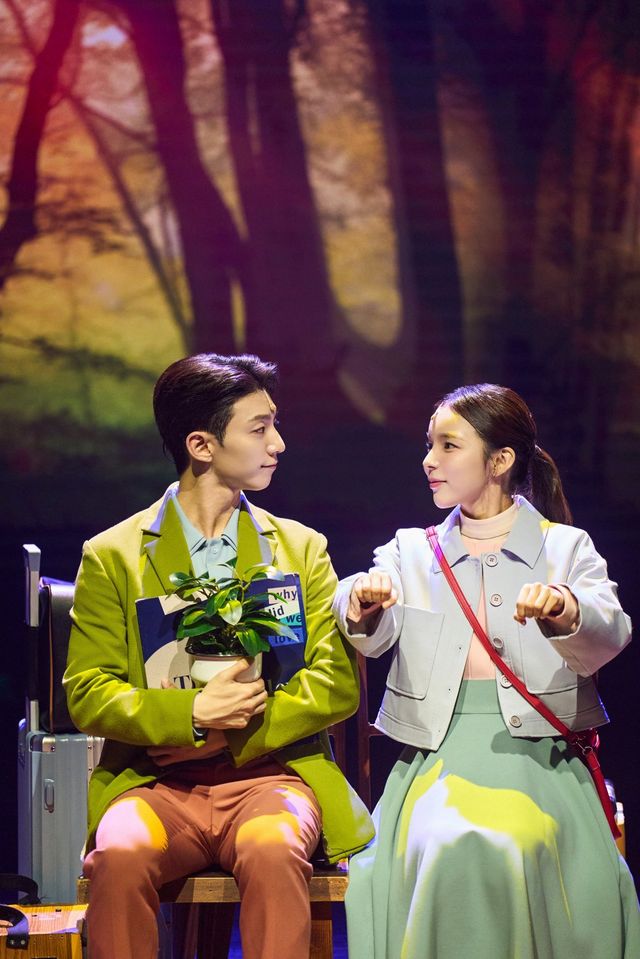 2024년 ‘어쩌면 해피엔딩’ 공연 장면. 올리버(윤은오)와 클레어(박진주)가 차를 타고 제주도를 향한 여행을 시작하고 있다. 사진제공 ｜ CJ ENM