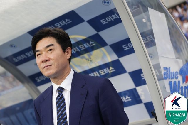 윤정환 인천 감독은 15일 수원월드컵경기장에서 열린 수원 삼성과 ‘하나은행 K리그2 2025’ 16라운드 원정경기에서 2-1 승리를 거둔 후 공식 기자회견에서 “오늘 이겼다고 해서 안일한 생각을 하진 않겠다. 승격이 결정되기까진 집중해야 한다”고 방심을 경계했다. 사진제공｜한국프로축구연맹