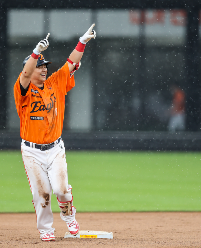 한화 노시환이 15일 대전 한화생명볼파크에서 열린 2025 KBO리그 LG전 5회말 1사 1루 상황에서 1타점 적시 2루타를 터트린 뒤 2루 베이스에서 환하게 웃고 있다. 노시환은 8회말 쐐기 홈런을 포함해 멀티히트를 작성하며 팀의 10-5 승리를 이끌었다. 사진제공｜한화 이글스