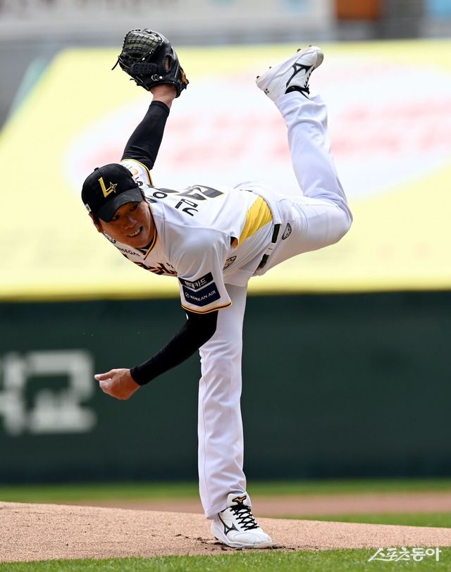 김광현이 13일 SSG와 2년 총액 36억 원의 다년 계약을 체결했다. 김광현은 개인 통산 200승을 목표로 내세우며 “스스로에게 긴장감을 유지하기 위해 2년이란 계약 기간을 설정했다”고 밝혔다. 174승을 거두고 있는 그는 184승을 올린 KIA 양현종과 함께 역대 두 번째 200승 기록에 도전한다. 스포츠동아DB