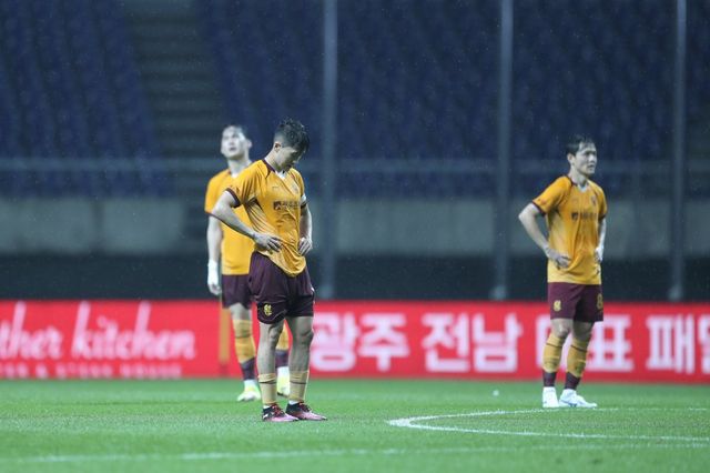 광주 선수들이 15일 서울과 홈경기에서 1-3으로 패한 뒤 아쉬워하고 있다. 사진제공｜한국프로축구연맹