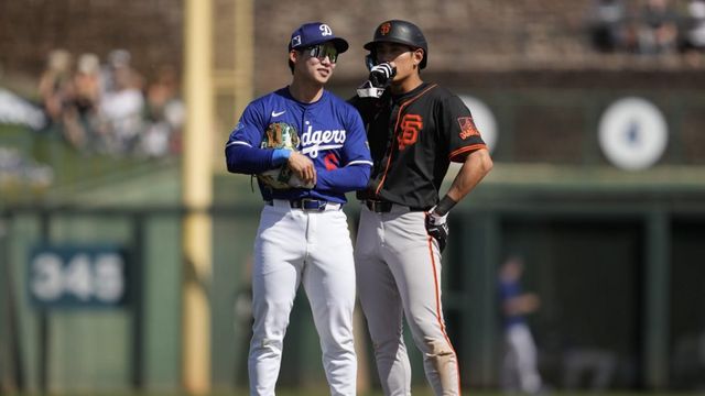 샌프란시스코 이정후(오른쪽)와 다저스 김혜성이 15일 다저스타디움에서 첫 맞대결을 펼쳤다. 이들은 키움 시절 드래프트 동기이자 절친으로 함께 성장하며 세계적인 무대인 메이저리그에서 다시 만났다.｜MLB닷컴