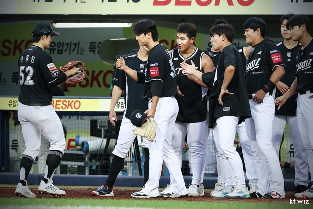 KT 주권(가운데)이 14일 대구삼성라이온즈파크에서 열린 삼성과 원정경기 8회말 구원등판해 통산 500경기 출장을 달성한 뒤 동료들의 축하를 받고 있다. 사진제공｜KT 위즈