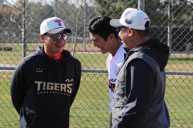 KIA 이의리(가운데)는 15일 라이브 투구를 진행했다. 45구를 던져 포심 패스트볼과 커브, 슬라이더, 체인지업 등 다양한 구종을 점검했다. 사진제공｜KIA 타이거즈