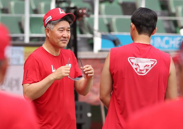 이숭용 SSG 감독(왼쪽)은 15일 인천 롯데전을 앞두고 “좌완 불펜을 3명으로 운용하는 게 가장 이상적”이라고 말했다. 현재 1군 엔트리에 있는 박시후, 김택형과 더불어 한두솔이 합류한다면 이 감독의 청사진이 완성된다. 사진제공｜SSG 랜더스