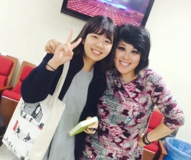 배우 홍지민과 초등학교 3학년 ‘리틀 홍지민의 다정한 한 컷. 2014년 사진으로 추정된다. (홍지민 인스타그램)