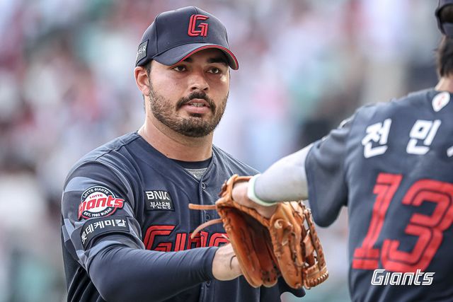 롯데 외국인투수 알렉 감보아가 14일 인천SSG랜더스필드에서 열린 SSG와 원정경기에 선발등판해 이닝을 마무리한 뒤 전민재와 하이파이브하고 있다. 사진제공｜롯데 자이언츠