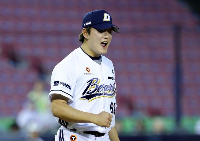 두산 김택연은 5월 한때 부진했던 아픔을 잊고 이전의 위력을 되찾아가고 있다. 6월 6경기에선 단 한 점도 내주지 않고 1승2세이브를 따냈다. 김택연이 15일 잠실 키움전에서 세이브를 따낸 뒤 포효하고 있다. 뉴시스