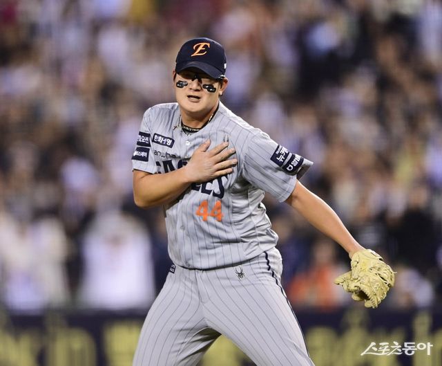 한화 김서현이 ‘2025 신한 SOL 뱅크 KBO 올스타전’ 베스트12 팬 투표 2차 중간 집계 결과, 130만4258표를 받아 전체 후보 가운데 가장 많은 표를 얻었다. 득표율은 전체 257만7376표 중 약 50.6%다. 스포츠동아DB