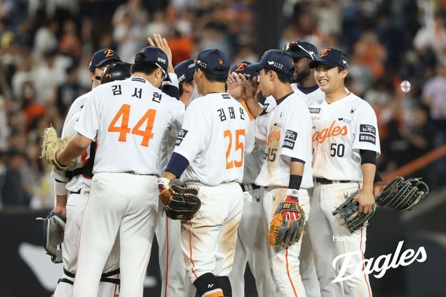 리그 1위로 다시 올라선 한화가 17일부터 사직구장에서 롯데를 상대로 주중 3연전을 벌인다. 1위 싸움이 갈수록 혼전을 거듭하는 상황에서 ‘지키기’에 성공할 수 있을지 관심을 모은다. 사진제공｜한화 이글스