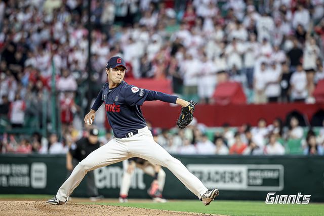 롯데 윤성빈이 15일 인천SSG랜더스필드에서 열린 SSG와 원정경기 7회말 구원등판해 역투하고 있다. 사진제공｜롯데 자이언츠