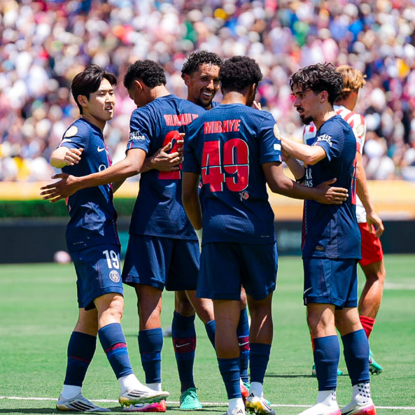 이강인(왼쪽 끝)이 16일(한국시간) 미국 캘리포니아주&nbsp;로즈볼 스타디움에서 벌어진 아틀레티코 마드리드(스페인)와 클럽월드컵 조별리그 B조 1차전에서 4-0 완승을 거둔 뒤 동료들과 기뻐하고 있다. 그는 3-0으로 앞선 후반 추가시간 PK 골을 넣으며 대회 첫 득점을 신고했다. 사진출처│파리 생제르맹 소셜미디어