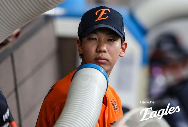 한화 황준서가 15일 대전 한화생명볼파크 덕아웃에서 투구를 마친 뒤 이동형 에어컨 앞에서 휴식을 취하고 있다. 황준서는 이날 1.1이닝 무실점 호투로 팀의 10-5 승리를 도왔다. 사진제공｜한화 이글스