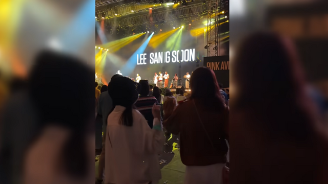 이상순의 공연을 관람하고 있는 daily여니(왼쪽)와 이효리.