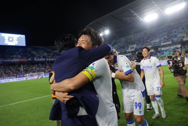 인천 주장 이명주는&nbsp;“선수들이&nbsp;1부 하위권에 있을 땐 마지막 10경기쯤에 집중하는 경향이 있지만, 우승 경쟁은 시즌 시작부터 계속해서 집중해야 한다”며 “그만큼 상위권 경쟁이&nbsp;압박감이&nbsp;크지만,&nbsp;그래도&nbsp;훨씬 더 기분이 좋다”며 웃었다. 15일 수원과 원정경기 2-1 승리 후 윤정환 감독과 포옹하는 이명주. 사진제공｜한국프로축구연맹