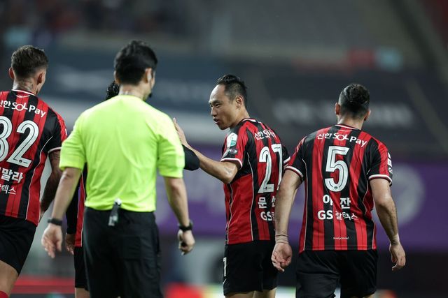 서울은 17일 서울월드컵경기장에서 열린 강원과 홈경기에서 1-1로 비기며 승점 1을 추가하는 데 그쳤다. 유일한 득점자 문선민(가운데)이 동점골을 넣은 뒤 기뻐하는 모습. 사진제공｜한국프로축구연맹