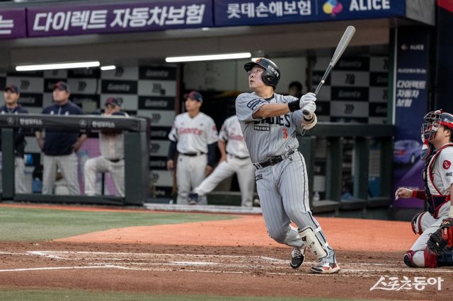 한화 안치홍이 17일 사직구장에서 열린 롯데와 원정경기 3회초 결승 중월 3점홈런을 터트리고 있다. 사진제공｜한화 이글스