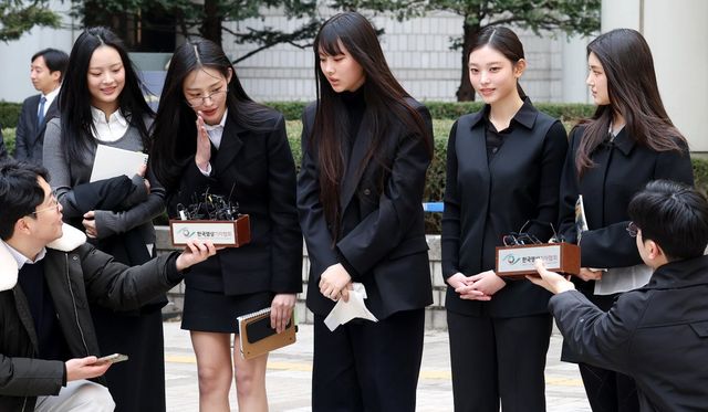 뉴진스(NJZ 하니, 민지, 혜인, 해린, 다니엘)가 7일 오후 서울 서초구 서울중앙지방법원에서 열린 ‘어도어, 뉴진스 상대 기획사 지위보전 및 광고계약 체결 등 금지 가처분’ 심문기일을 마친 후 취재진의 질문에 답변하고 있다. 뉴시스