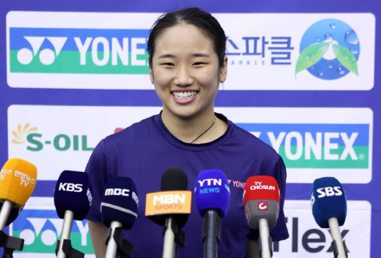 안세영은 주요 국제대회에서 금메달을 따낸 세계 1위지만 아직도 배가 고프다. ‘금메달 사령탑’ 박주봉 배드민턴국가대표팀 감독의 지도 하에 연일 강훈련을 이어가며 경쟁자들의 추격을 따돌리고 있다. 17일 충북 진천국가대표선수촌에서 열린 대표팀 강화 훈련 기자회견에서 인터뷰하는 모습. 진천│뉴시스