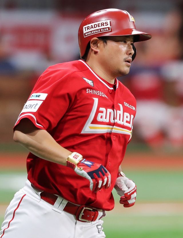 SSG 이지영은 전 소속팀 키움에 강하다. 17일 고척 키움전에서도 강세를 잃지 않으며 공격에서는 결승타를 쳤고, 수비에서는 선발투수 화이트의 무실점 투구를 이끌었다. 사진제공｜SSG 랜더스