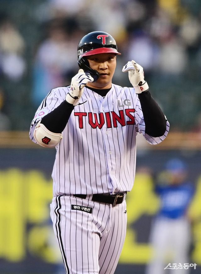 LG 문보경은 무릎 통증으로 인해 최근 3루수와 지명타자로 번갈아 선발출전을 하고 있다. 1루수 오스틴 딘도 최근 옆구리 통증을 느껴 선발 라인업에서 제외되기도 했다. 양 코너 내야수의 컨디션 관리가 어느 때보다 중요해졌다. 스포츠동아DB