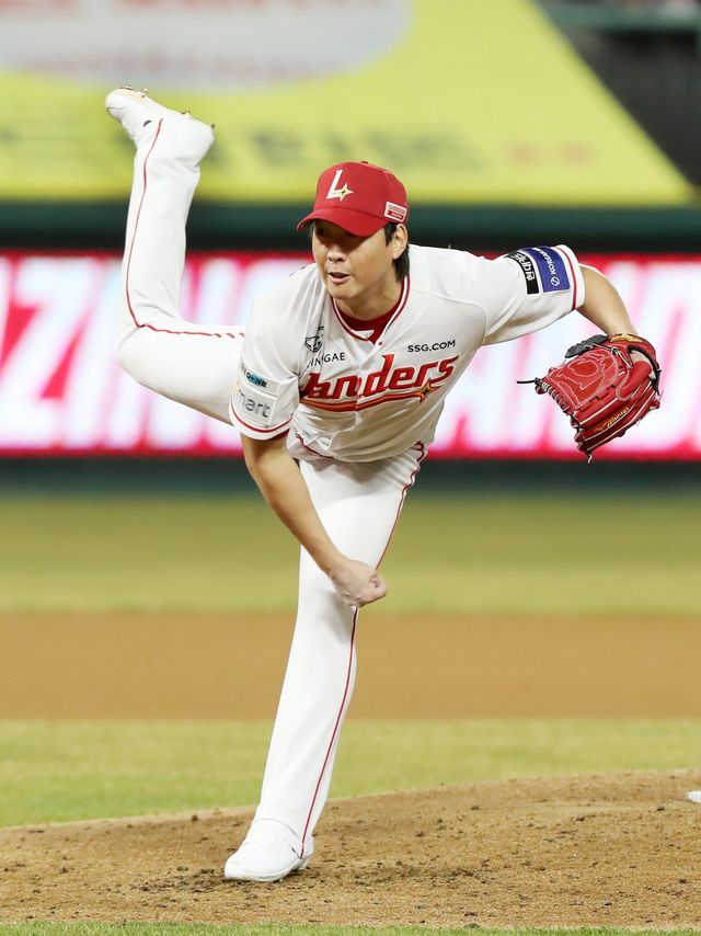 SSG 문승원은 17일 문경 국군체육부대(상무)와 퓨처스(2군)리그에서 선발등판해 1.1이닝 6실점을 기록했다. 부상 후 첫 등판에서 큰 문제없이 제 공을 던진 점이 경기 결과보다 눈길을 끌었다. 사진제공｜SSG 랜더스