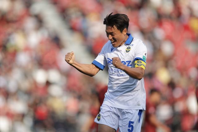 인천 주장 이명주는 “선수들이&nbsp;1부 하위권에 있을 땐 마지막 10경기쯤에 집중하는 경향이 있지만, 우승 경쟁은 시즌 시작부터 계속해서 집중해야 한다”며 “그만큼 상위권 경쟁이&nbsp;압박감이&nbsp;크지만,&nbsp;그래도&nbsp;훨씬 더 기분이 좋다”며 웃었다. 사진제공｜한국프로축구연맹