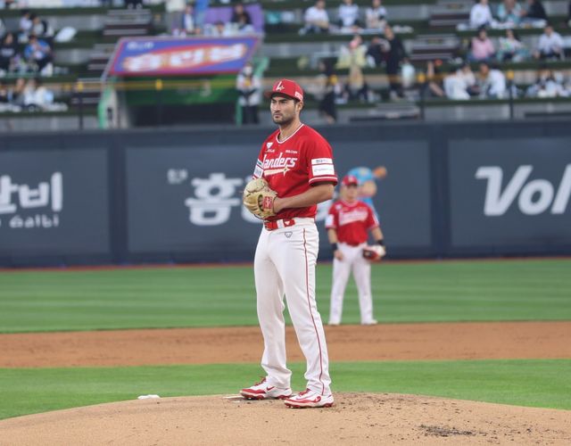 SSG 투수 화이트는 17일 고척 키움 히어로즈와 원정경기에서 선발등판해 퀄리티스타트로 시즌 5승(2패)을 챙겼다. 사진제공｜SSG 랜더스