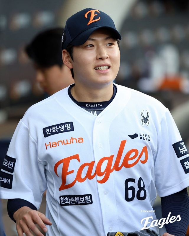 한화 조동욱은 11일 대전 두산전에서 5이닝 1실점 호투를 기록해 내전근 통증으로 부상자 명단에 오른 류현진의 선발 공백을 훌륭하게 메웠다. 또 다른 대체 선발투수인 황준서와 함께 한화 선발진에 활력을 불어 넣고 있다. 두 투수는 19일 사직 롯데전에서도 중용될 예정이다. 사진제공｜한화 이글스