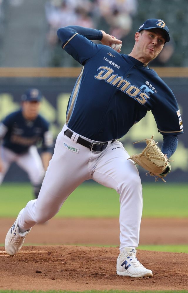 NC 라일리 톰슨이 17일 잠실구장에서 열린 2025 KBO리그 LG전에 선발등판해 힘차게 공을 던지고 있다. 라일리는 6이닝 2실점 호투로 팀의 6-2 승리를 이끌었다. 시즌 9승을 거둔 라일리는 한화 코디 폰세, 라이언 와이스와 함께 리그 다승 공동 선두에 올랐다. 잠실｜뉴시스
