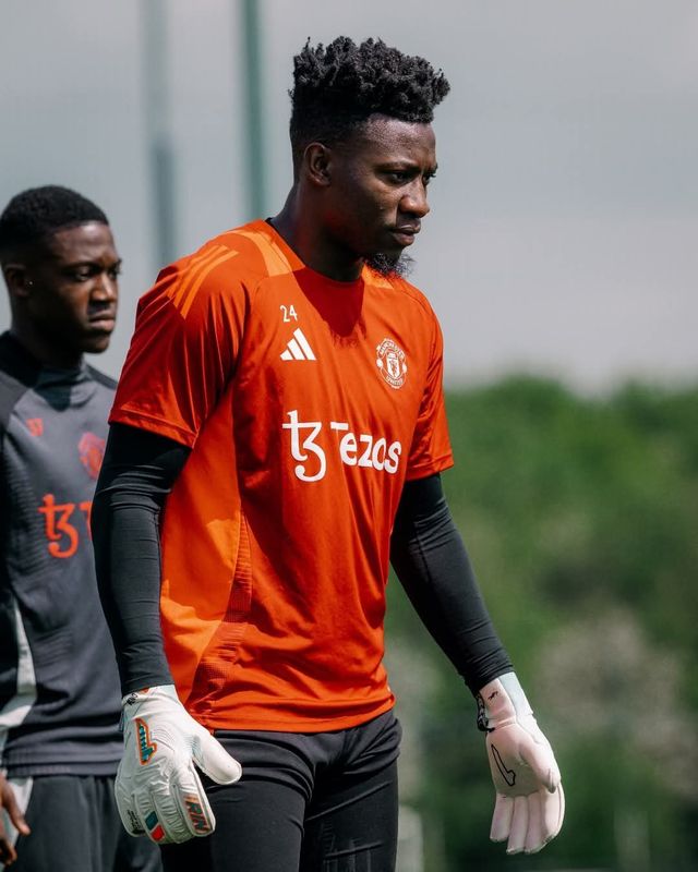 브렌트포드의 멀티 공격수 음뵈모가 차기 행선지를 놓고 고민하는 가운데, 카메룬대표팀에서 음뵈모와 함께 하는 맨유 골키퍼 오나나가 국가대표 동료의 설득에 나서 눈길을 끈다. 사진출처｜맨체스터 유나이티드 페이스북