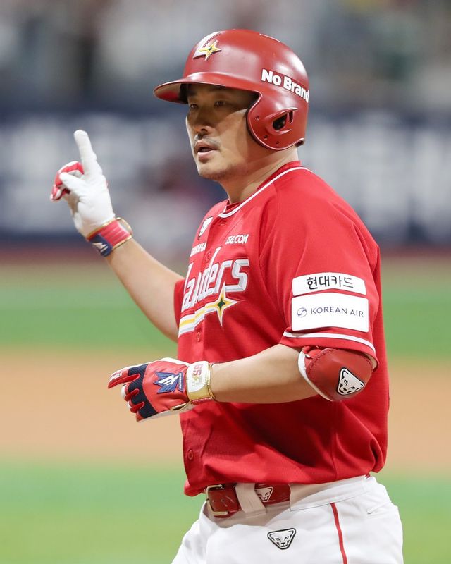 SSG 이지영은 전 소속팀 키움에 강하다. 17일 고척 키움전에서도 강세를 잃지 않으며 공격에서는 결승타를 쳤고, 수비에서는 선발투수 화이트의 무실점 투구를 이끌었다. 사진제공｜SSG 랜더스