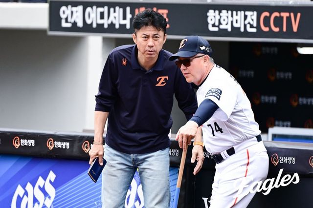 한화가 17일 재활선수 명단에 오른 에스테반 플로리얼의 대체 외국인선수로 루이스 리베라토를 영입했다. 손혁 한화 단장(왼쪽)은 17일 스포츠동아와 통화에서 “이번 주말에는 (경기 출전이) 가능할 수 있게 하려 한다”고 전했다. 한화는 비자 발급 등의 행정 절차 마무리를 위해 최대한 빨리 움직이고 있다. 사진제공｜한화 이글스