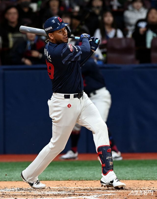 롯데 빅터 레이예스는 LG 문성주와 함꼐 7회 이후, 2점차 이내의 승부처에서 가장 많은 안타를 때려낸 타자다. 남다른 정확도를 앞세워 승부처에서도 제 몫을 톡톡히 해내고 있다. 스포츠동아 DB