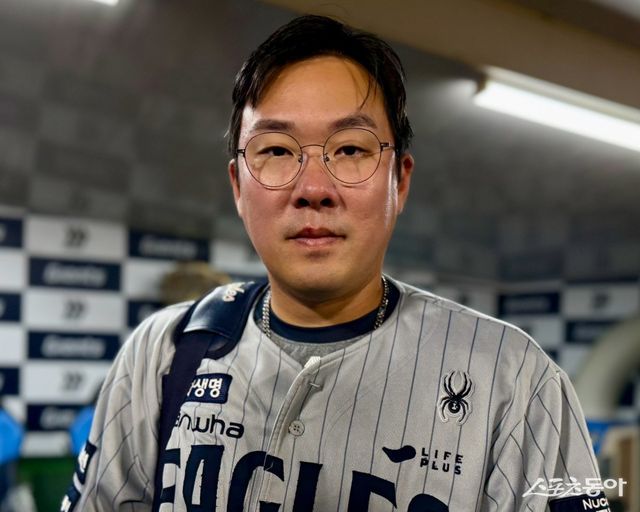 한화 안치홍이 17일 사직구장에서 열린 롯데와 원정경기에서 시즌 첫 홈런으로 팀의 6-0 승리를 이끈 뒤 취재진과 인터뷰하고 있다. 사직｜김현세 기자 kkachi@donga.com