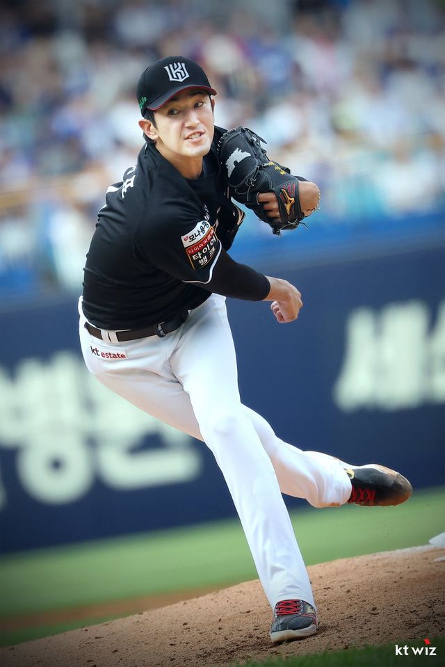 KT 에이스 고영표가 15일 대구삼성라이온즈파크에서 열린 삼성과 원정경기에 선발등판해 역투하고 있다. 고영표는 이날 6이닝 3실점 2자책점 역투로 시즌 10번째, 통산 100번째 QS를 작성했다. 사진제공｜KT 위즈