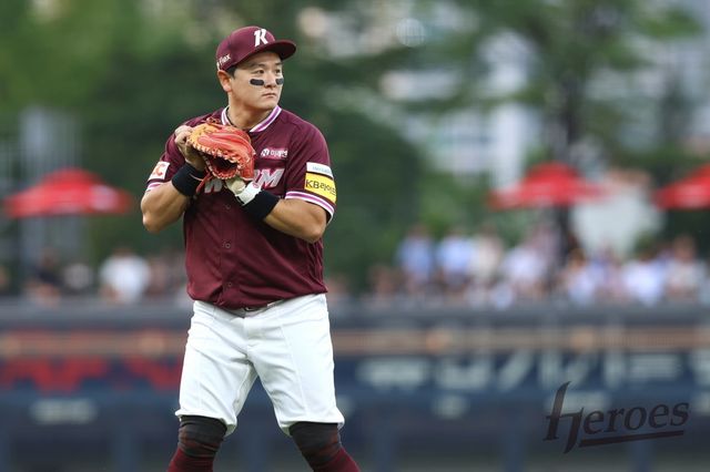 키움 내야수 최주환은 15일 잠실 두산전에서 불안한 수비 탓에 중도 교체됐다. 사진제공｜키움 히어로즈