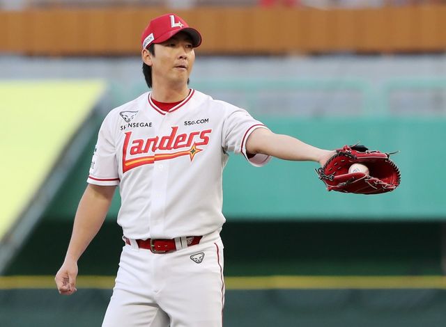 SSG 문승원은 17일 문경 국군체육부대(상무)와 퓨처스(2군)리그에서 선발등판해 1.1이닝 6실점을 기록했다. 부상 후 첫 등판에서 큰 문제없이 제 공을 던진 점이 경기 결과보다 눈길을 끌었다. 사진제공｜SSG 랜더스