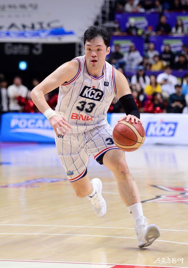 현대모비스는 17일 KCC와 트레이드로 이승현을 영입했다. 스포츠동아DB