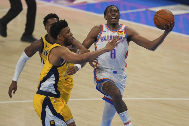 오클라호마시티 제일런 윌리언스(오른쪽)가 17일(한국시간) 페이컴 센터에서 열린 인디애나와 NBA 파이널 5차전에서 상대 수비를 피해 골밑 슛을 시도하고 있다. 오클라호마시티(미 오클라호마주)｜AP뉴시스