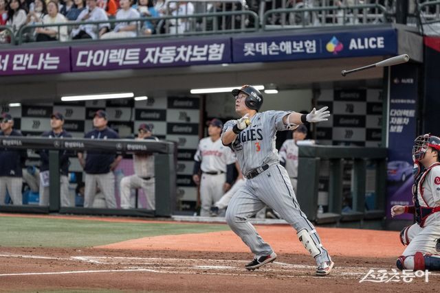 한화 안치홍이 17일 사직구장에서 열린 롯데와 원정경기 3회초 결승 3점홈런을 터트리고 있다. 사진제공｜한화 이글스