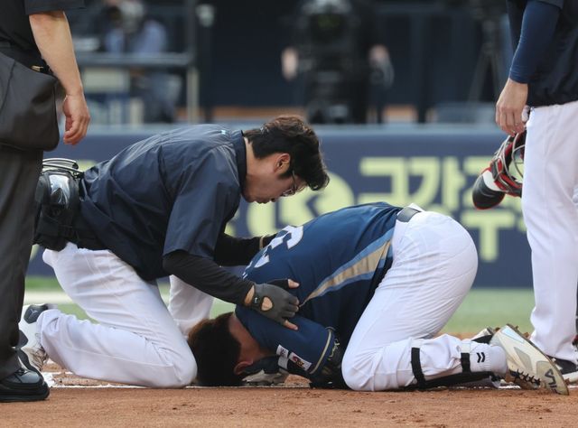 NC 박건우(오른쪽)가 17일 잠실구장에서 열린 LG전에서 2회초 도중 머리에 공을 맞은 뒤 크게 괴로워하고 있다. 박건우는 한석현과 교체된 뒤 병원으로 이동해 엑스레이 검사를 진행했다. 다행히 1차 검진에서 “골절은 없다”란 소견이 나왔다. 잠실｜뉴시스