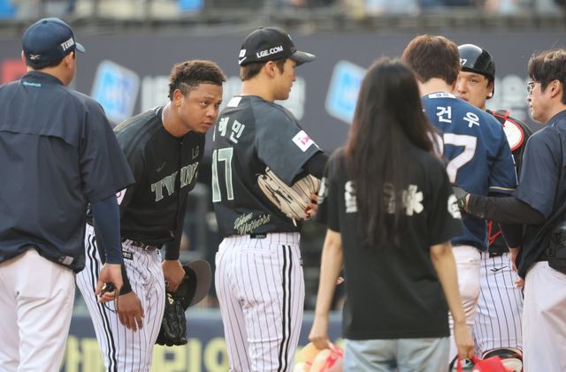 LG 엘리에이저 에르난데스(왼쪽 두 번째)가 17일 잠실구장에서 열린 NC전에서 2회초 도중 NC 박건우에게 사구를 던진 뒤 사과를 하고 있다. 잠실｜뉴시스