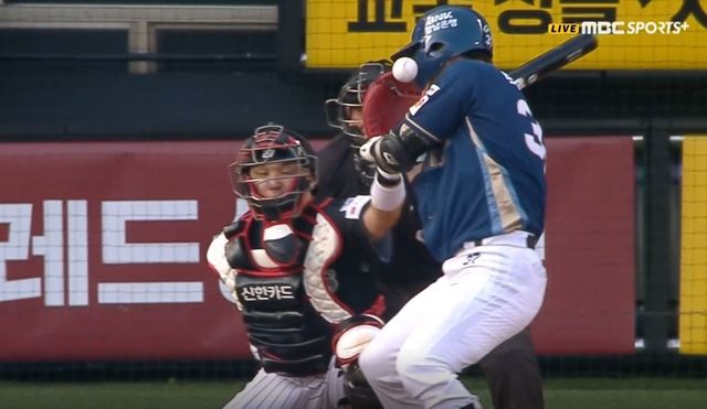 NC 박건우(오른쪽)가 17일 잠실구장에서 열린 LG전에서 2회초 도중 머리에 공을 맞는 모습. 박건우가 사용하는 ‘검투사 헬멧’ 보호대 부분으로 공이 향하고 있다. 박건우는 즉시 교체된 뒤 병원으로 향했다. 헤드샷 규정에 따라 공을 던진 LG 선발 엘리에이저 에르난데스는 곧바로 퇴장 조치를 받았다. 사진출처｜티빙 중계 캡쳐